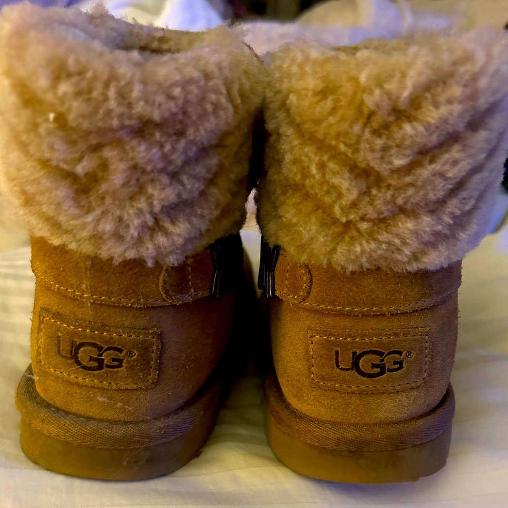 Tan brown UGG BOOTS booties. Fur lining buckle and metal accents. Girls size 3